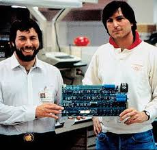jobs y Wozniak presentando la placa de la Apple I